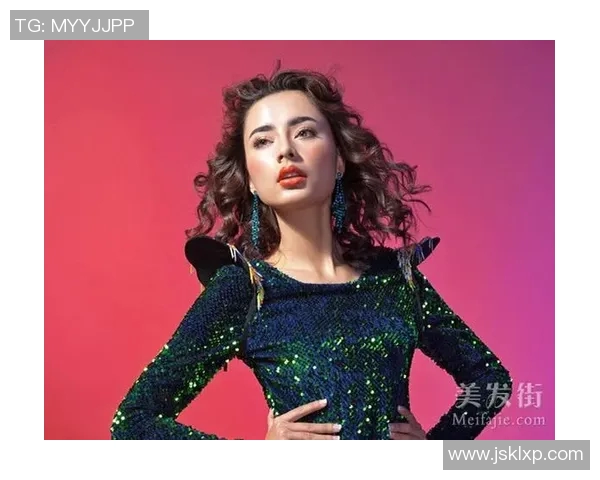 卷发足球巨星赛场风采与个人魅力全面解析