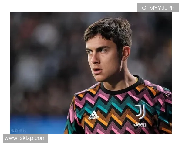 足球场上的魅力王子 迪巴拉以精湛技艺与帅气外貌征服球迷心扉